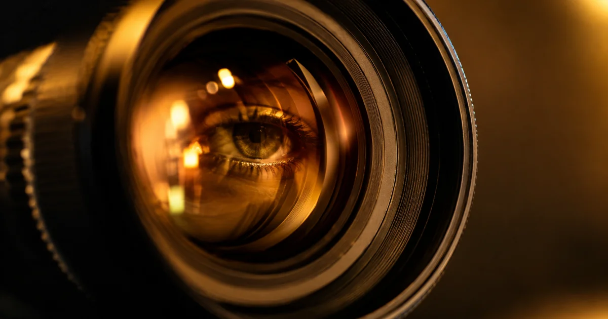 Le regard caméra : quand les yeux parlent directement au spectateur