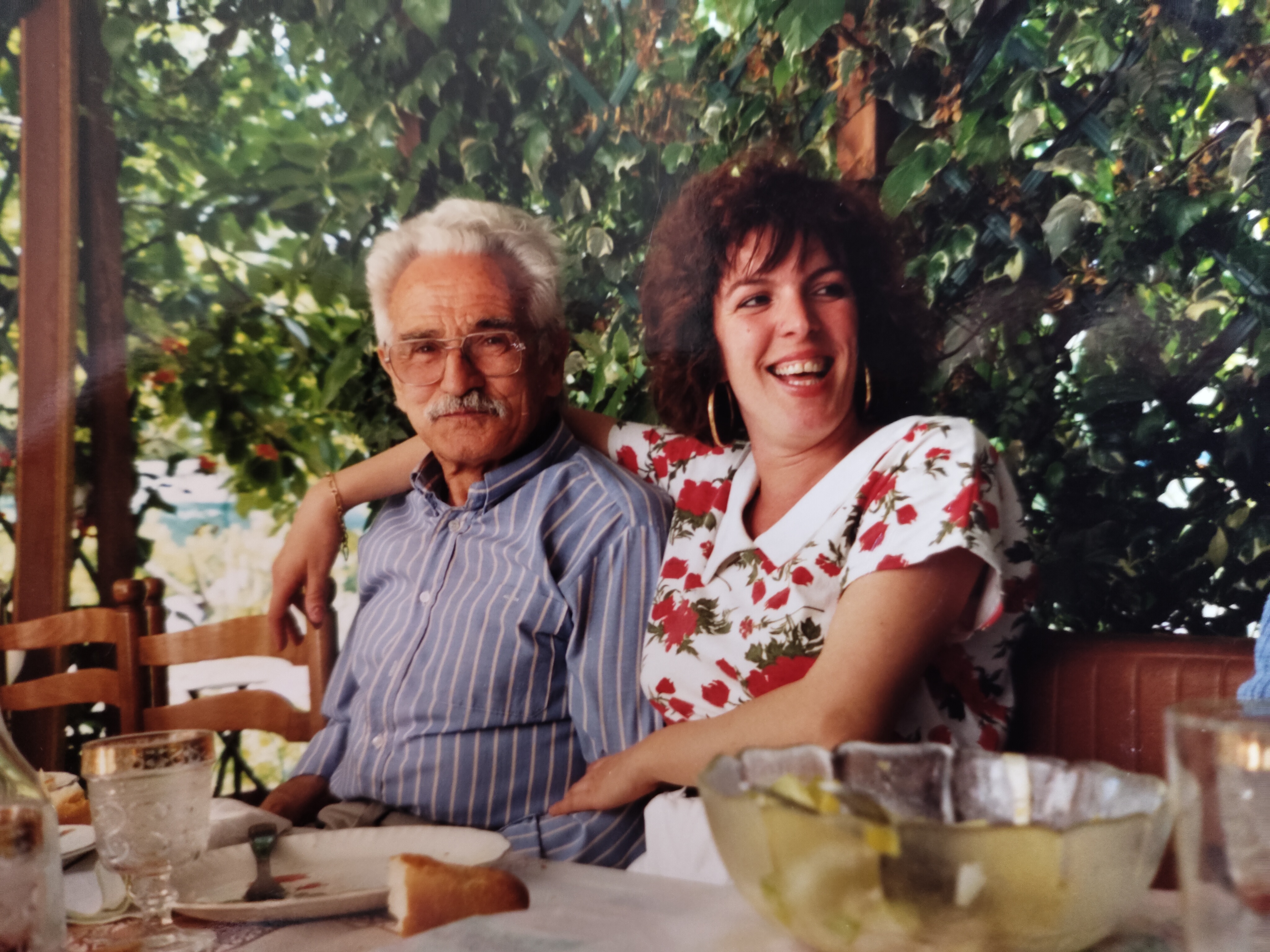 Photo affichée dans le cadre connecté : papy avec les petits‑enfants
